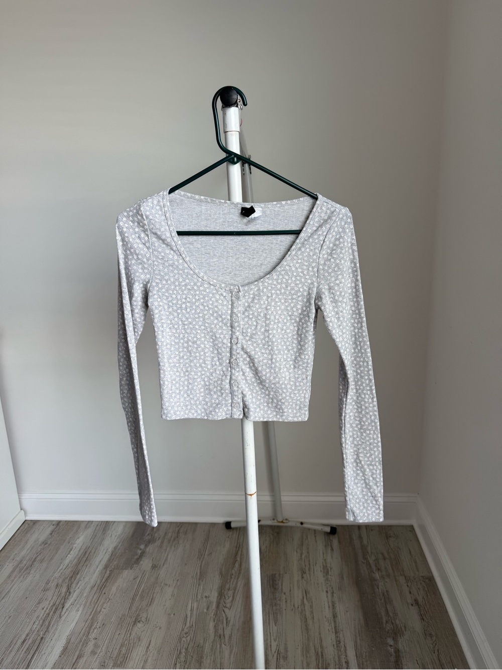 H&M Light Gray Floral Scoop-Neck Button Crop Top